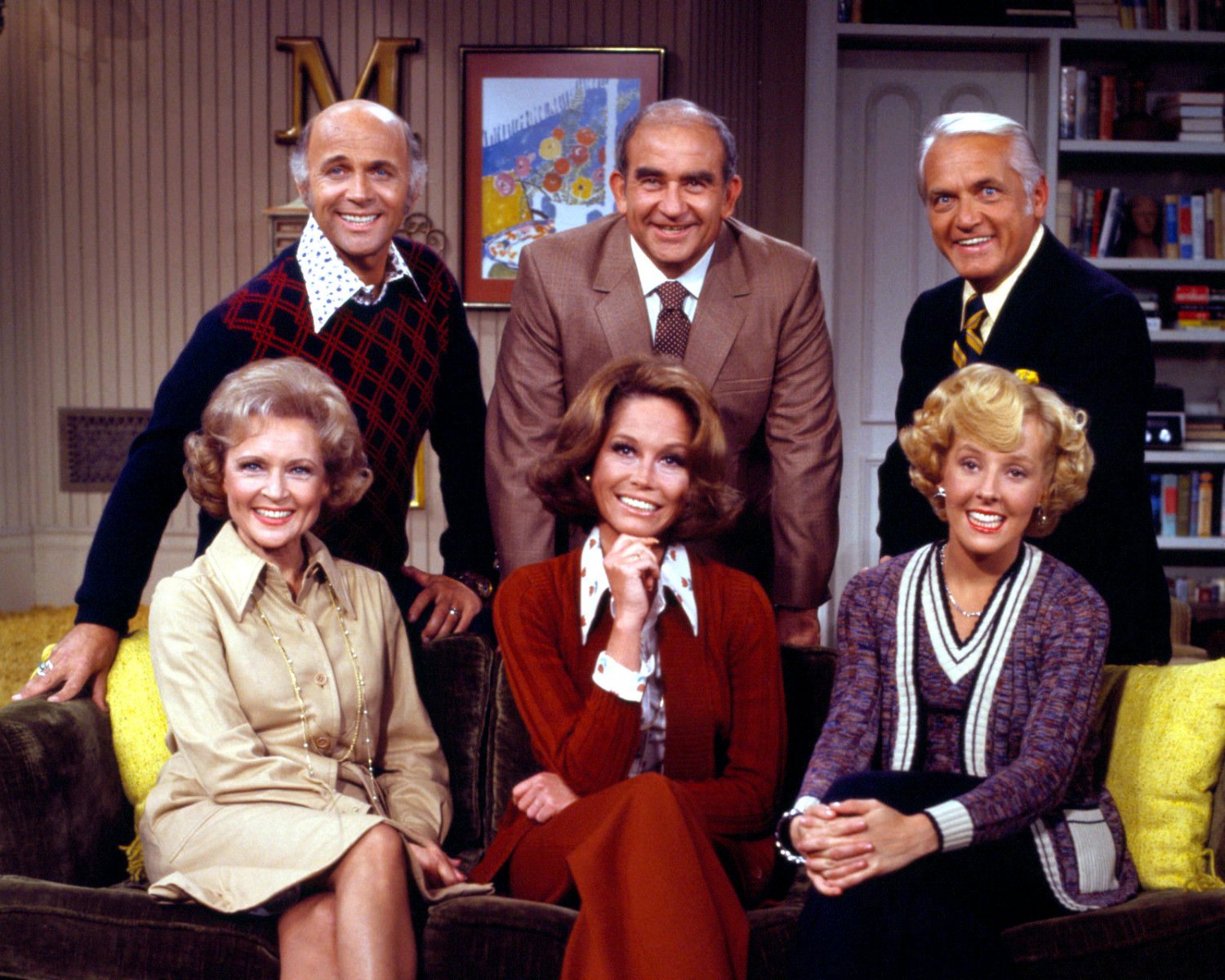 CAST FROM 'THE MARY TYLER MOORE SHOW' - 8X10 PUBLICITY PHOTO (DD-053)