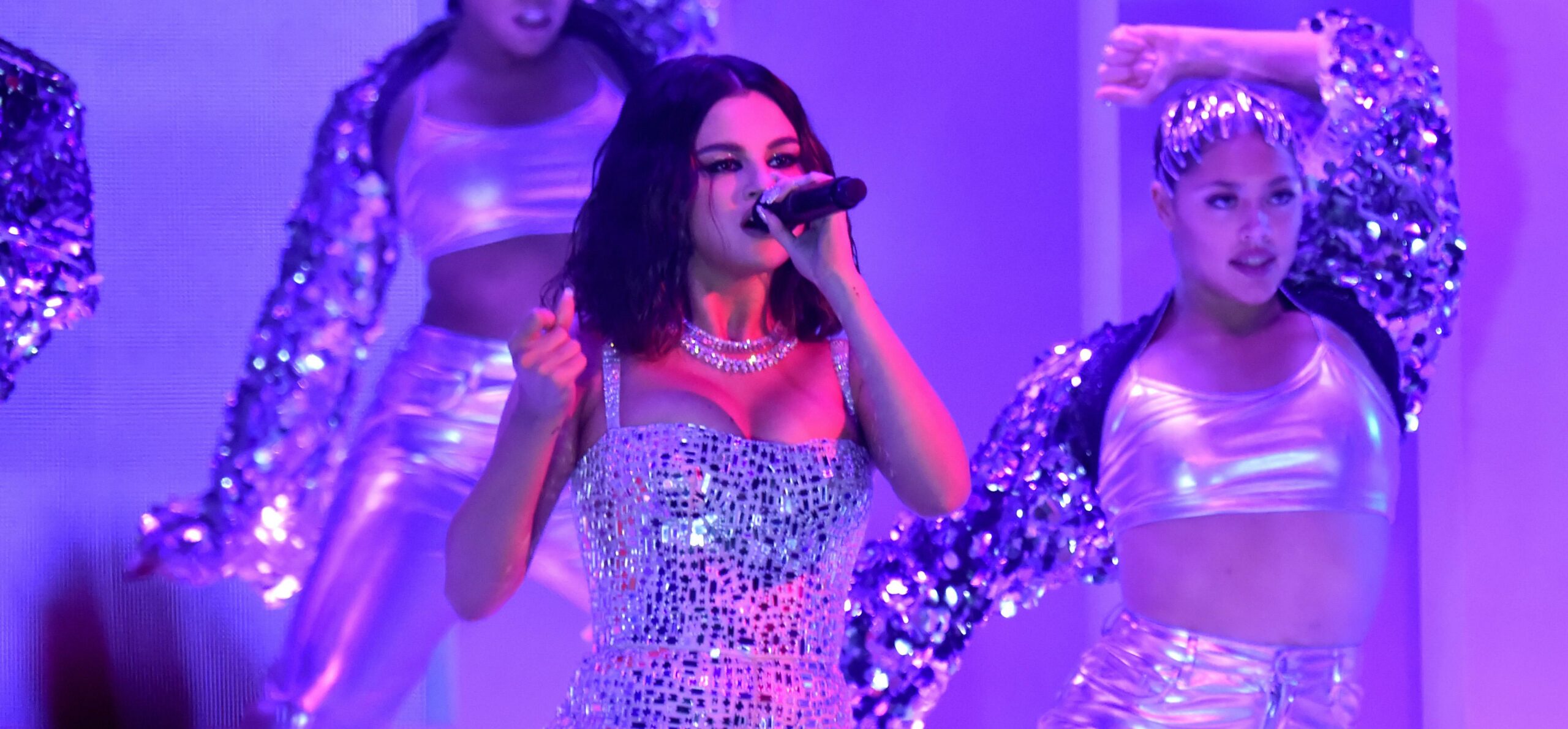 Can Selena Gomez Actually Sing? Her AMAs Performance Was a Little Shaky ...