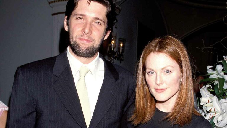 What is the current marital status of Julianne Moore?