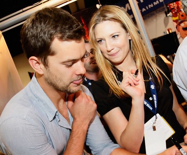 Joshua Jackson and Anna Torv | Anna torv, Couple photos, Photo