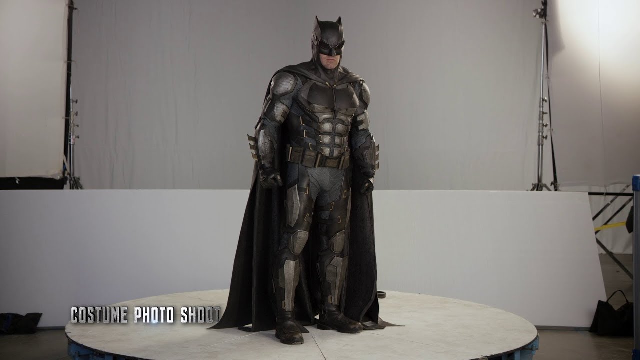Batman Suit 'Justice League' Behind The Scenes [+Subtitles] - YouTube